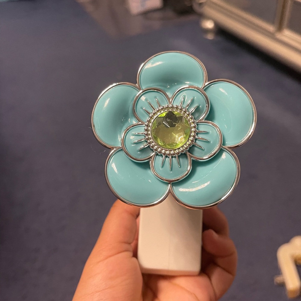 Wallflower plug